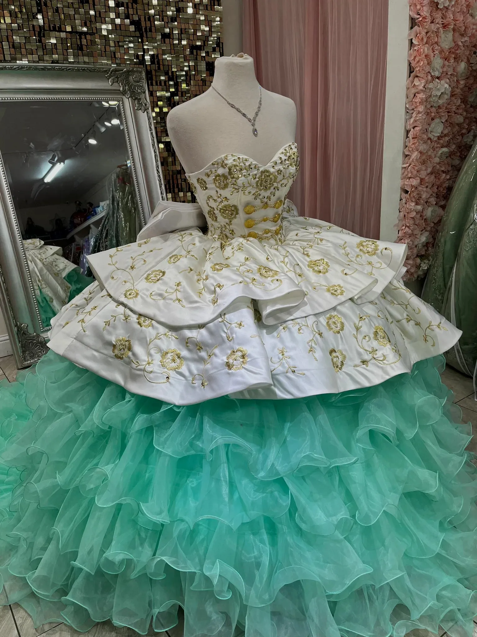 Контрастный цвет, белые и мятные оборки, бальное платье Charro Quinceanera с золотой вышивкой и пуговицами, бальное платье с большим бантом, платье Sweet 16