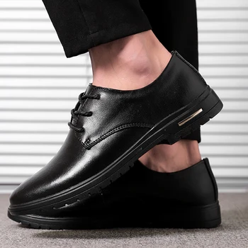 Мужская дышащая кожаная обувь 2023 года Из черной мягкой кожи с мягкой подошвой Весенне-осенняя мужская деловая официальная повседневная обувь