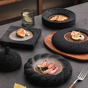 Японская гостиничная посуда, каменные тарелки для суши, тарелки для стейков, обеденные тарелки, круглые черные тарелки, креативные тарелки из вулканического камня